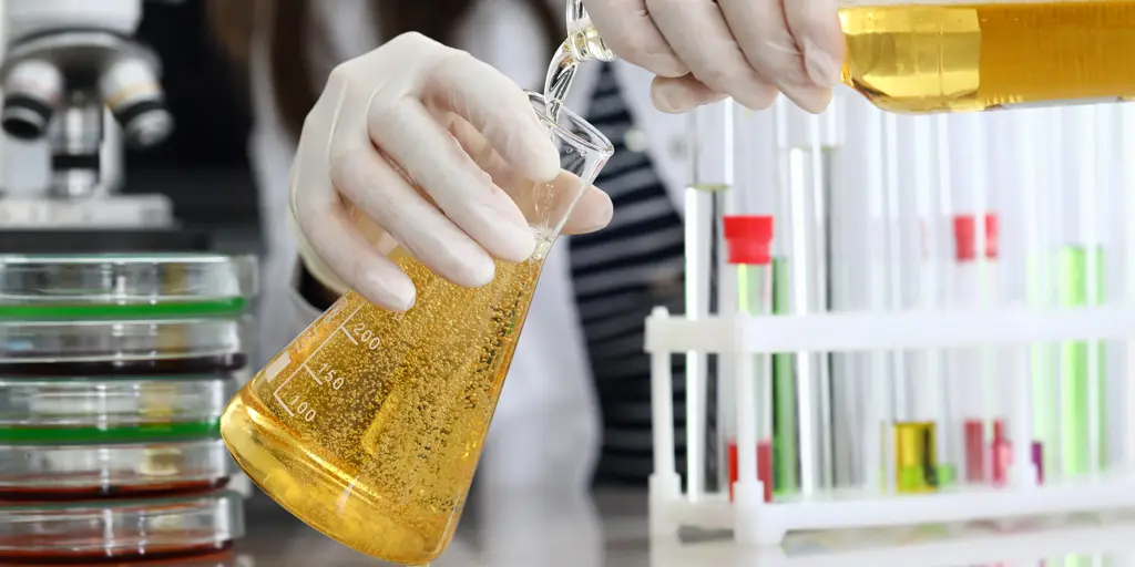 Female,Hand,In,White,Protective,Gloves,Pours,Beer,From,Bottle